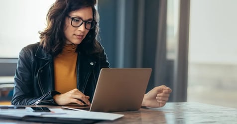 Woman writing an email as part of pre-meeting communication